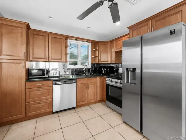 301 W 22nd ST, Deer Park, NY 11729