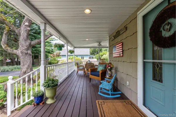 24 Luther PL, Huntington Station, NY 11746