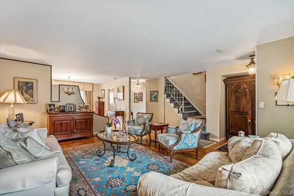3850 Hillcrest AVE, Douglaston, NY 11363