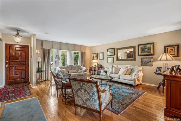 3850 Hillcrest AVE, Douglaston, NY 11363