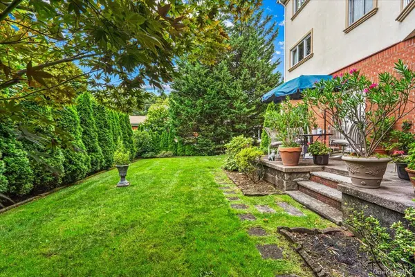 3850 Hillcrest AVE, Douglaston, NY 11363