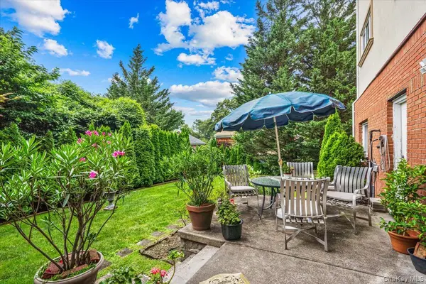 3850 Hillcrest AVE, Douglaston, NY 11363