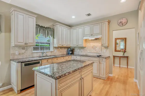 163 Hamlet DR, Mount Sinai, NY 11766
