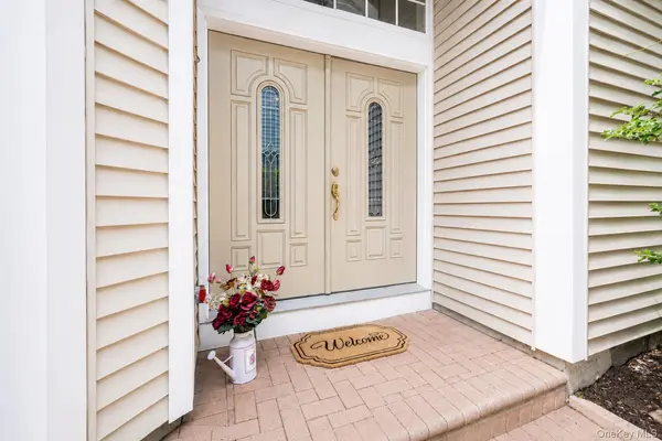 163 Hamlet DR, Mount Sinai, NY 11766