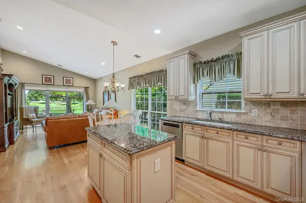 163 Hamlet DR, Mount Sinai, NY 11766