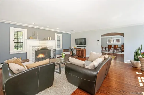 26 Earlwoode DR, White Plains, NY 10606