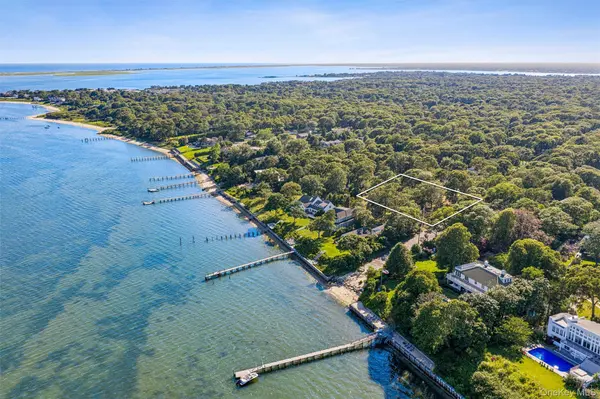 172 Bay AVE, Hampton Bays, NY 11946