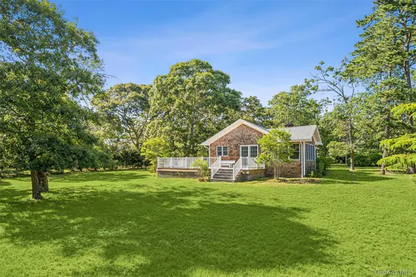 172 Bay AVE, Hampton Bays, NY 11946