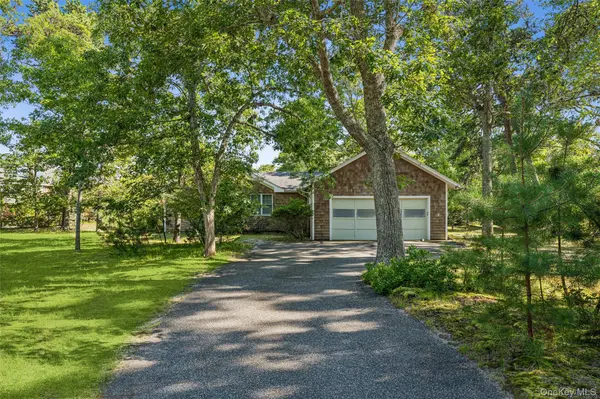 172 Bay AVE, Hampton Bays, NY 11946