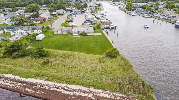 84 Sunset LN, Patchogue, NY 11772