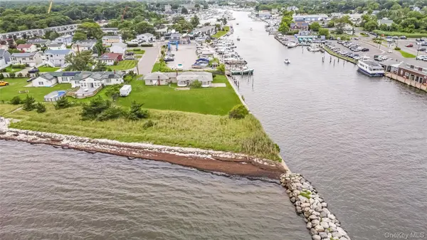 84 Sunset LN, Patchogue, NY 11772