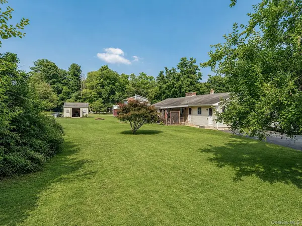 2 Schrempp LN, Pine Bush, NY 12566