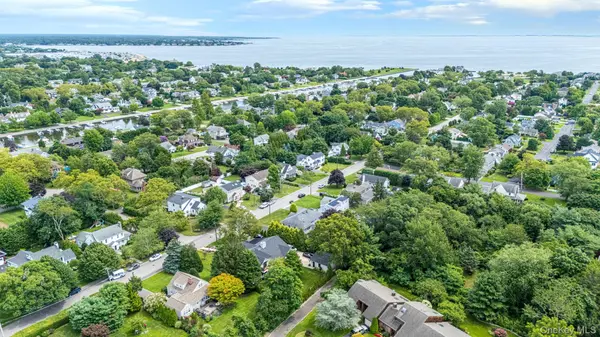 121 Bayway AVE, Bay Shore, NY 11706