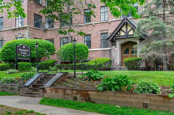 2 Westchester Ave #3K, White Plains, NY 10601