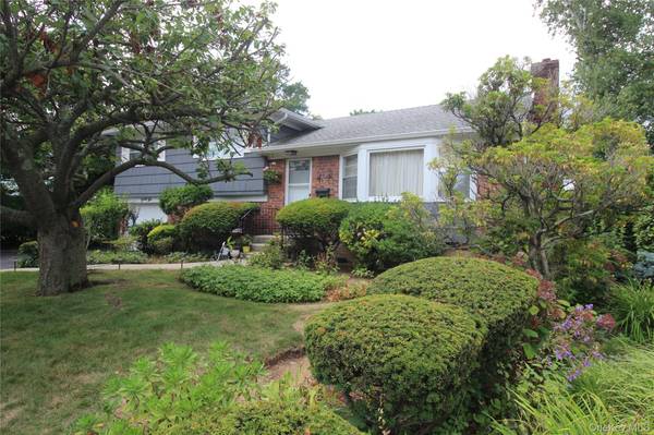 42 Foster AVE, Malverne, NY 11565