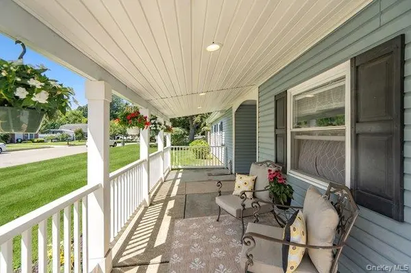 1 Grendon LN, Farmingville, NY 11738
