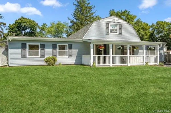 1 Grendon LN, Farmingville, NY 11738