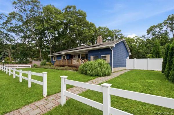 7 Tupelo ST, Manorville, NY 11949