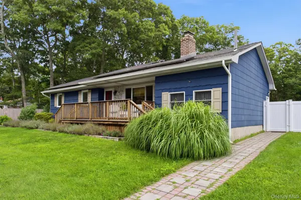 7 Tupelo ST, Manorville, NY 11949
