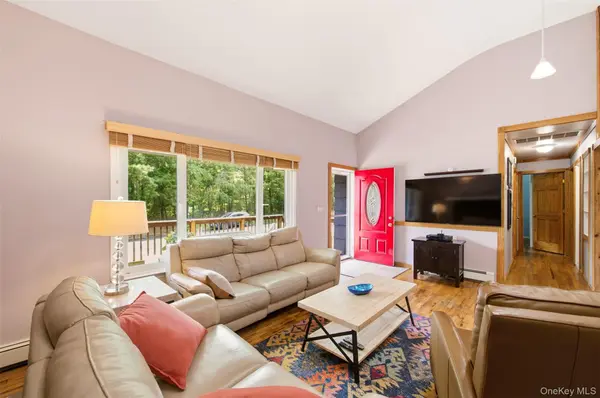 7 Tupelo ST, Manorville, NY 11949