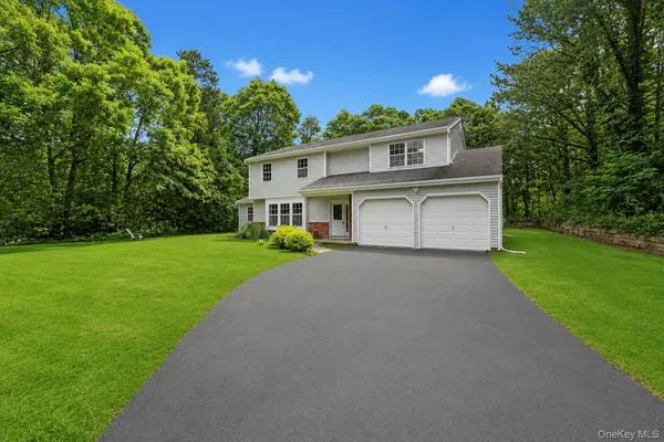 11 Bates LN, Ridge, NY 11961