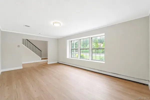 11 Bates LN, Ridge, NY 11961
