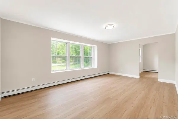 11 Bates LN, Ridge, NY 11961