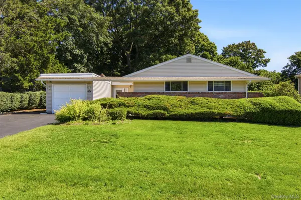 9 Bowman LN, Kings Park, NY 11754