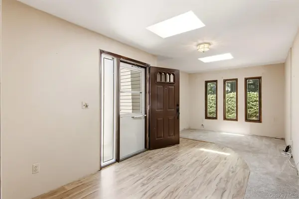 9 Bowman LN, Kings Park, NY 11754