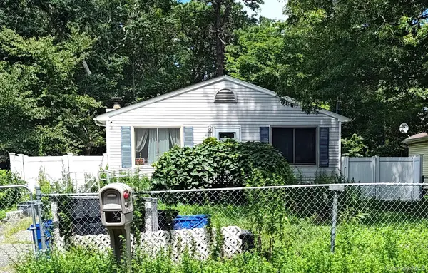 83 Norfleet LN, Coram, NY 11727