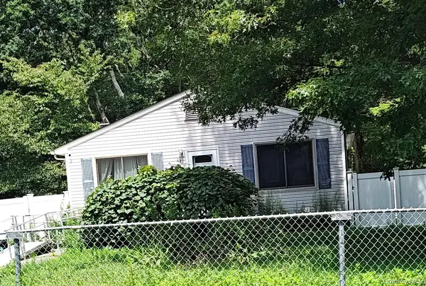 83 Norfleet LN, Coram, NY 11727
