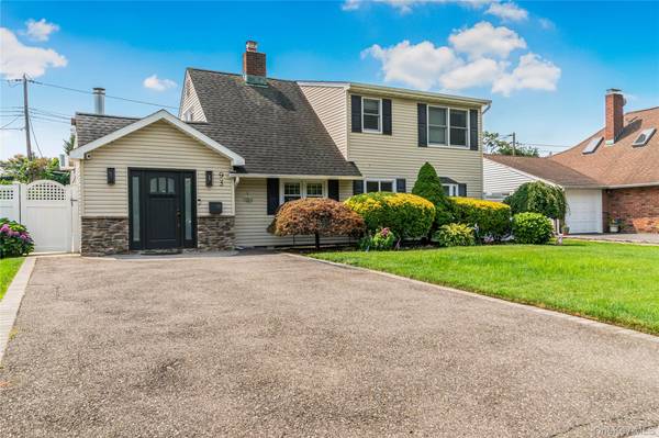 93 Duckpond DR, Wantagh, NY 11793