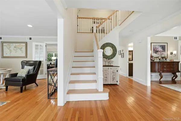 20 Longacre DR, Huntington, NY 11743