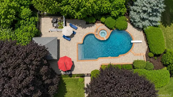 20 Longacre DR, Huntington, NY 11743