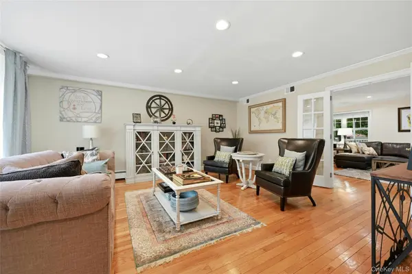 20 Longacre DR, Huntington, NY 11743