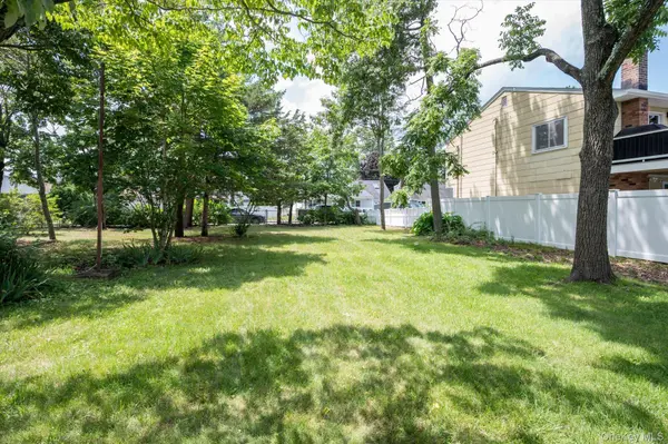 Moore PL, Melville, NY 11747