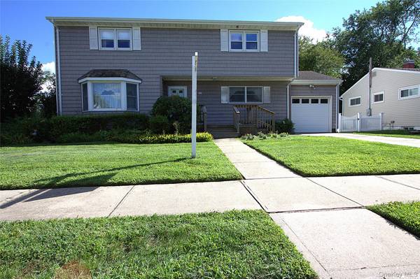 46 Margaret DR, Plainview, NY 11803