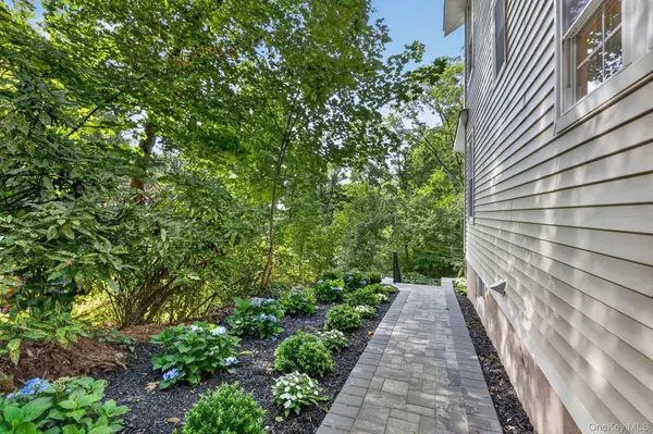 111 Altamont AVE, Sea Cliff, NY 11579