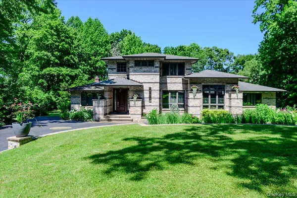 5 Jacquelyn CT, Dix Hills, NY 11746