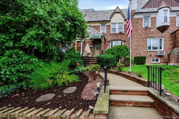 390 Cochran PL, Valley Stream, NY 11581
