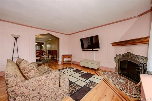 390 Cochran PL, Valley Stream, NY 11581