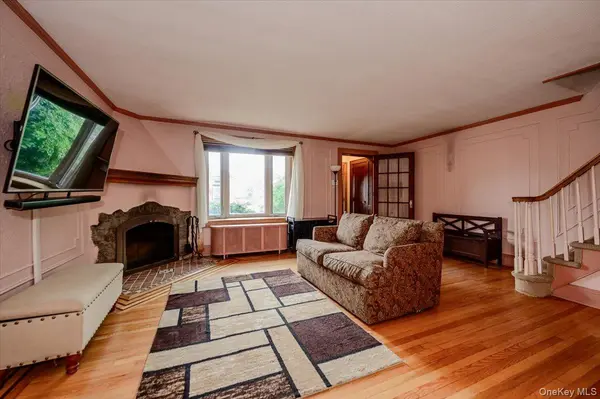 390 Cochran PL, Valley Stream, NY 11581
