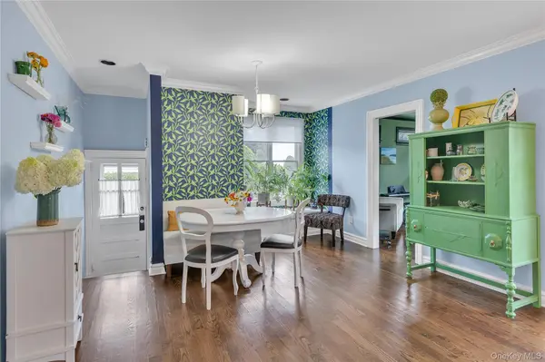 44 Cedar Valley LN, Huntington, NY 11743