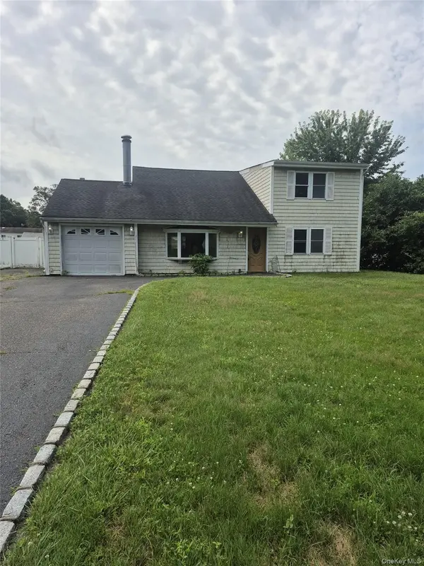 2 Wendy RD, Coram, NY 11727