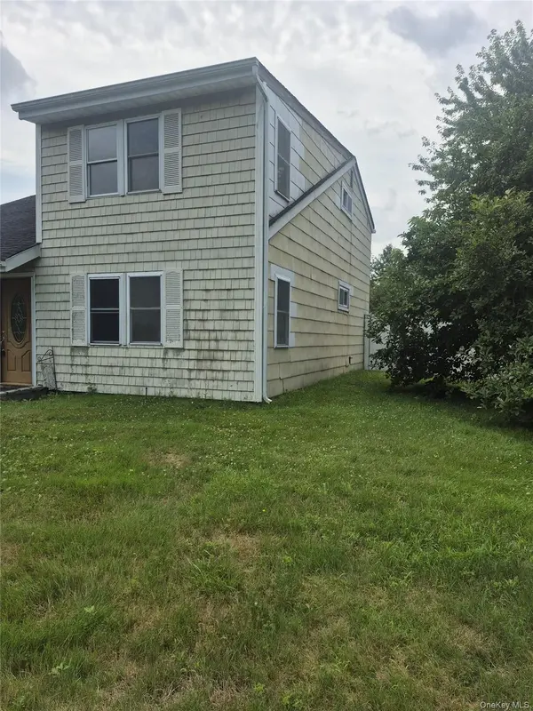 2 Wendy RD, Coram, NY 11727