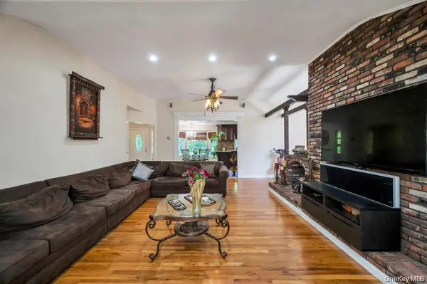 28 Penn DR, Dix Hills, NY 11746