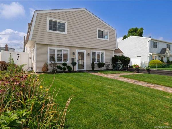 18 Old Farm RD, Levittown, NY 11756