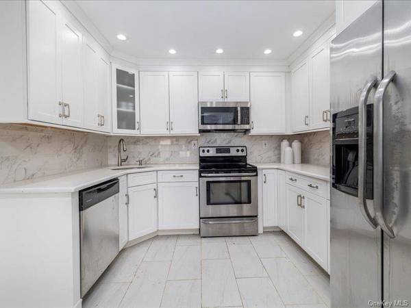 18 Old Farm RD, Levittown, NY 11756