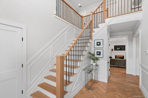11 Forest LN, Westbury, NY 11590