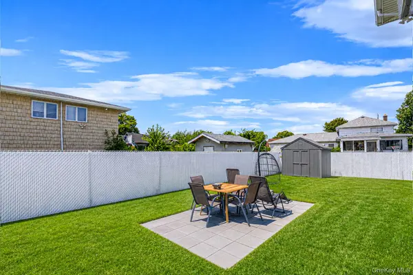 14 Wellbrock ST, Lindenhurst, NY 11757